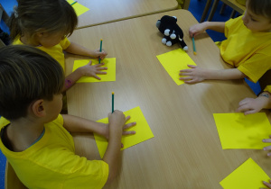 Dzieci odrysowują rączki na kartce