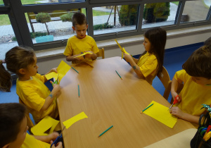 Dzieci wycinają raczki