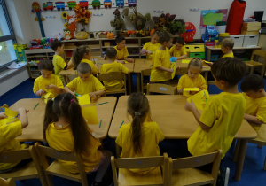 Dzieci podczas pracy przy stoliku