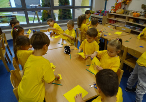 Dzieci podczas pracy przy stoliku