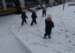 dzieci bawią się na placu przedszkolnym