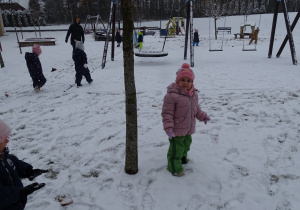 dzieci bawią się na placu przedszkolnym