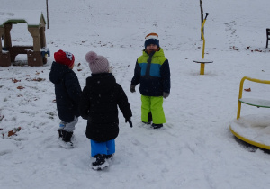 dzieci bawią się na placu przedszkolnym