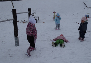 dzieci bawią się na placu przedszkolnym