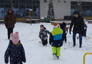 dzieci bawią się na placu przedszkolnym