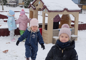 dzieci bawią się na placu przedszkolnym