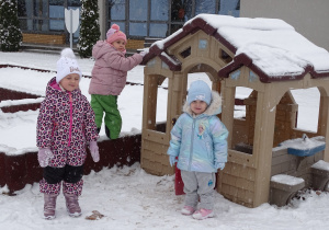 dzieci bawią się na placu przedszkolnym