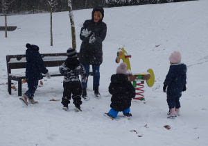 dzieci rzucają się śnieżkami