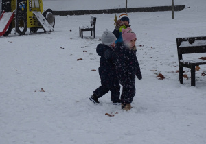 dzieci bawią się na placu przedszkolnym