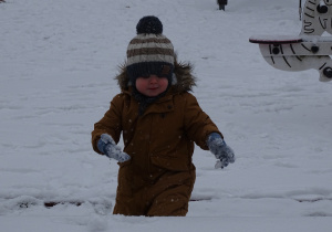 chłopiec na placu przedszkolnym