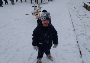 chłopiec na placu przedszkolnym