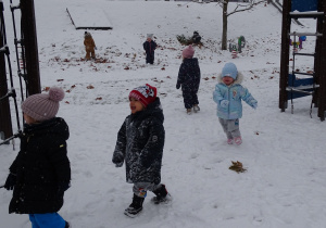 dzieci bawią się na placu przedszkolnym