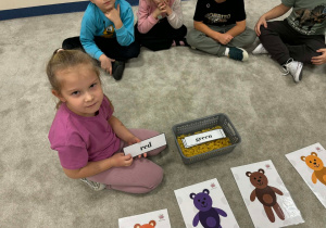 Dziewczynka trzyma nazwę koloru