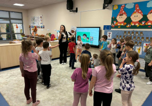 Dzieci wykonują polecenie