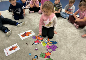 Dziewczynka wybiera ubranka dla misia