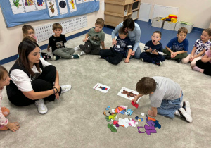 Dziewczynka ubiera misia