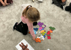 Dziewczynka ubiera misia