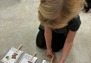 Dziewczynka przyczepia klamerkę