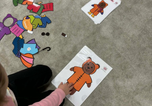 Dziewczynka ubiera misia