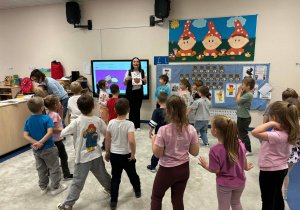 Dzieci wykonują polecenie