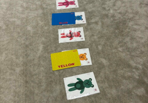 Misie z kolorowymi matami