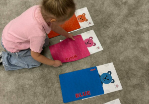 Dziewczynka kładzie matę na misiu