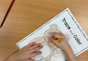 Dziecko koloruje misia