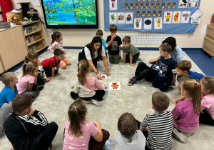 Dzieci w kole z panią