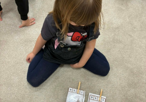 Dziewczynka liczy balonki