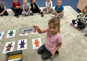 Dziewczynka z nazwą koloru