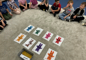 Kolorowe misia na kartach obrazkowych