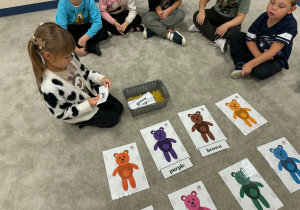 Dziewczynka szuka koloru