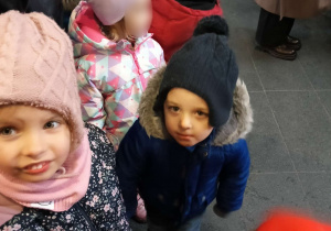 Dzieci czekają na spektakl