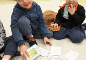 dzieci odgadują jadłospis misia