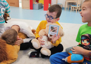 Dzieci odgadują co je miś