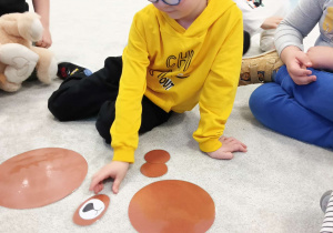 Układanie misia z części