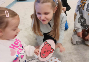 Dzieci oglądają misie