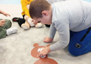 Chłopiec buduje misia