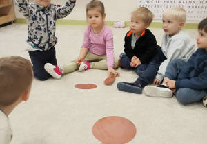 Maluszki budują misia