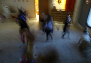 dzieci tanczą