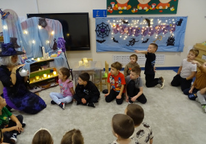 Czarodziejka czaruje magiczna kulą