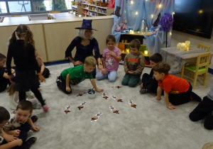 Samuel wykonuje zadanie na dywanie