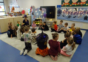 Dzieci podnoszą do góry kolorowe kółeczka