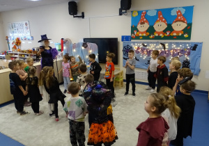 Wspólny taniec w kole z miotłą