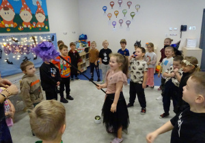 Julia w środku koła tańczy z miotłą