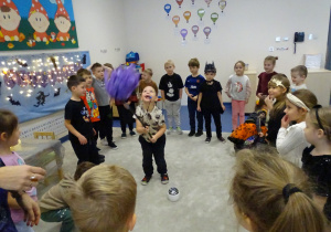 Franio tańczy z miotłą