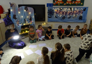 czarodziejka podświetla latarką obrazek dzieci odgadują co na nim się znajduje