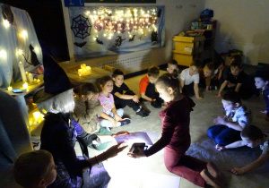 Dzieci podświetlają obrazki