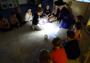 Dzieci podświetlają obrazki