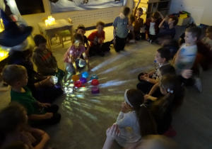 wróżymy z kubeczkami